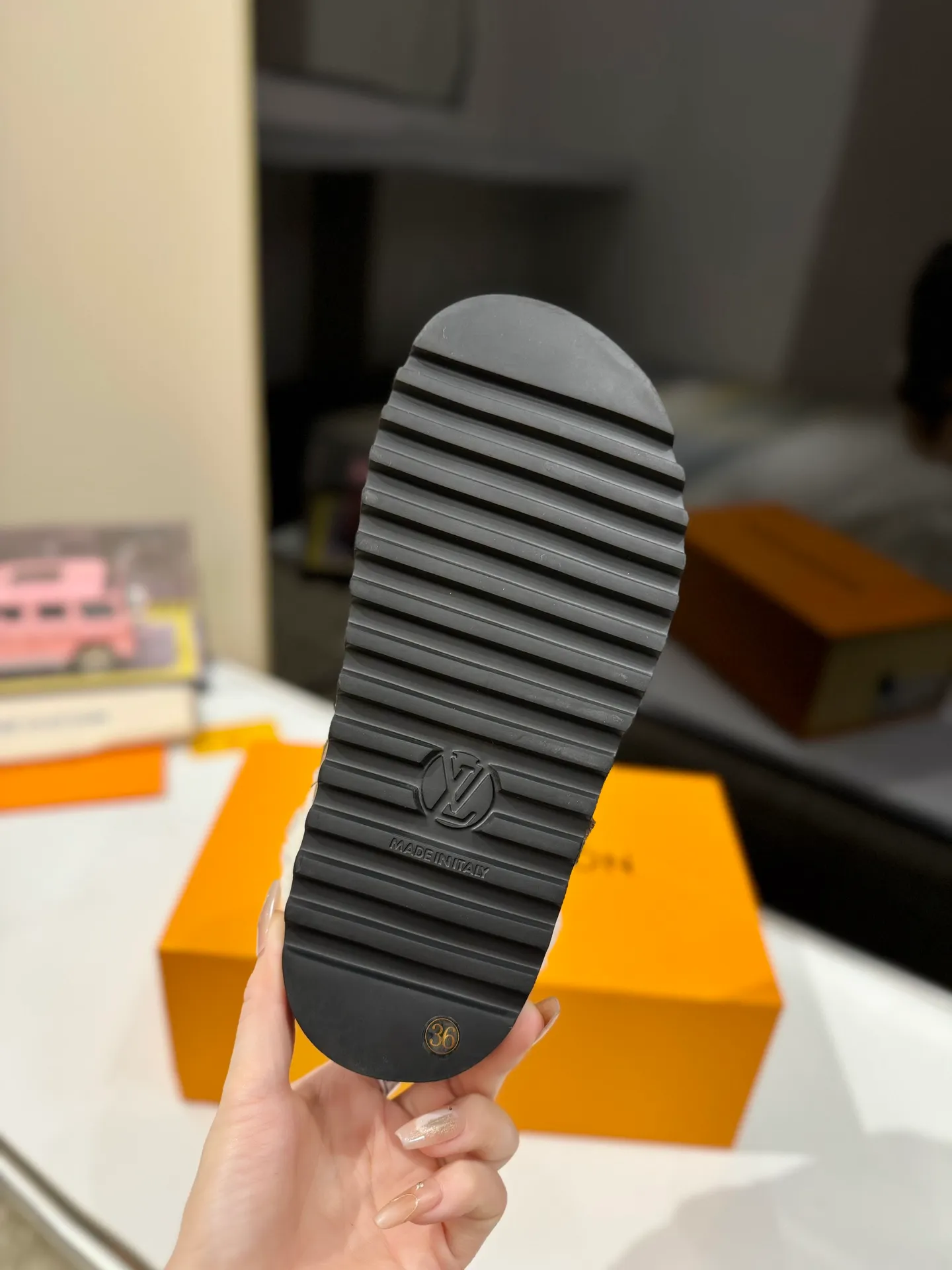 👟👟Ex-factory price 560👟👟 Louis Vuitton lv louis vuott…on fw24 new arrival～The latest furry slippers for autumn and winter🏂🏂 This pair of furry slippers is also very good-looking! The leather ones are very high-end! ! !Paired with denim shorts in autumn and winter, it’s perfect! Put it on and you will instantly have your ideal height! 😍 A favorite style, with fashion elements, the appearance of the upper is full of nobility. Wearing it can always show off the fashionable charm of women. It is fashionable but not too showy. The high-end beef tendon on the upper and the Lvjia letter buckle are so beautiful. ✅Upper: imported high-end frosted/cow leather ✅Outsole: original outsole ✅Inner lining: imported real wool ✅Size: 35-42 (41.42 customized, non-returnable) ✅Packaging: full set of original drawer box